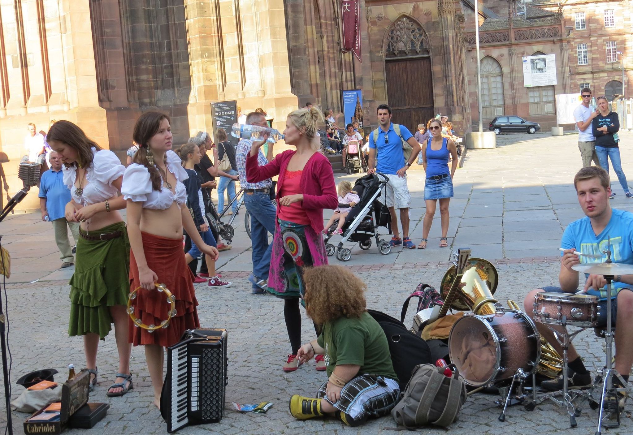 Vystoupení na náměstí s kapelou Circus Problem